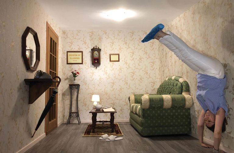 إحدى غرف متحف الأوهام في مدينة ميلانو الإيطالية