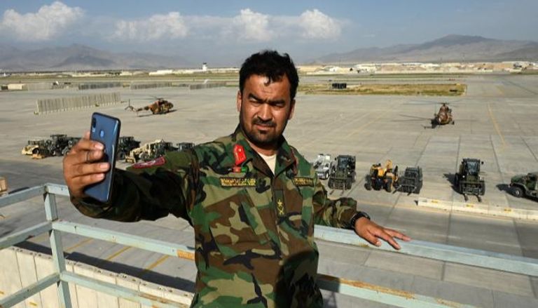 جندي أفغاني يودع قاعدة باجرام القريبة من كابول- الفرنسية