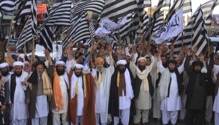 باكستانيون يرفعون أعلام 