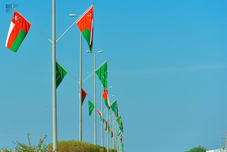 الملك سلمان بن عبدالعزيز آل سعود يستقبل السلطان هيثم بن طارق