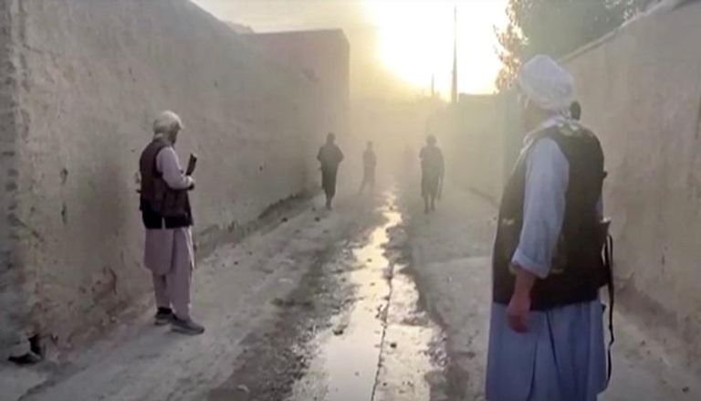 دخان يتصاعد من اشتباك القوات الأفغانية مع طالبان بالقرب من قندز