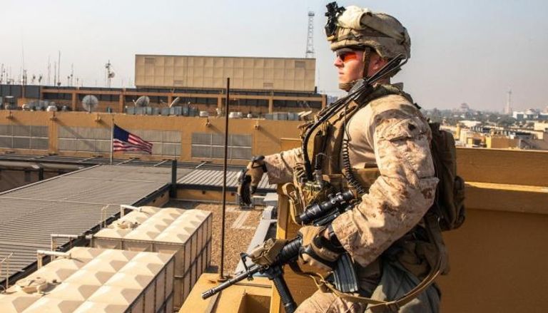 جندي أمريكي فوف مبنى سفارة واشنطن ببغداد