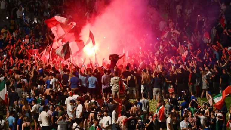 فرحة الجمهور الإيطالي فرحة جماهير إيطاليا بالتتويج بيورو 2020