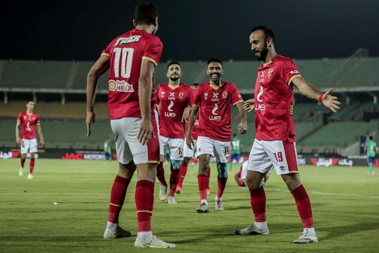 محمد شريف نجم الأهلي المصري يحتفل مع زملائه محمد شريف مهاجم الأهلي