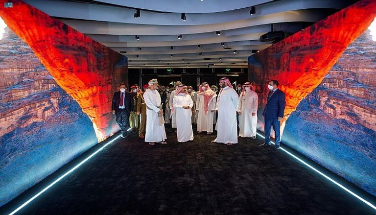 سلطان عمان وولي العهد السعودي خلال الجولة