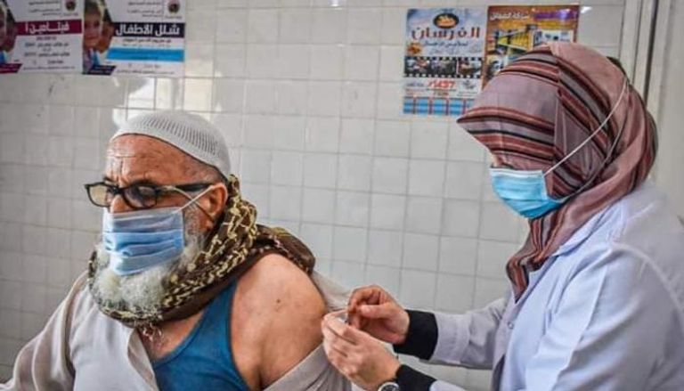 مواطن يتلقى جرعة من لقاح كورونا بأحد مستشفيات ليبيا- أرشيفية