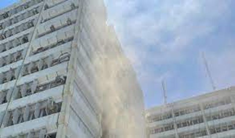 حريق كبير يلتهم أحد طوابق وزارة الصحة العراقية 