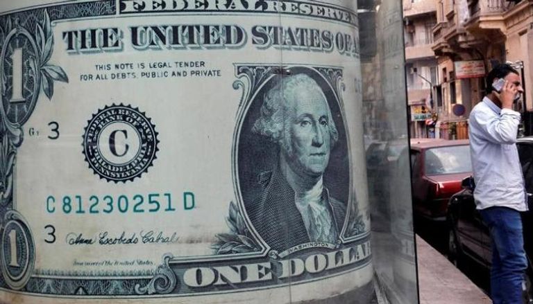 صورة للدولار الأمريكي على واجهة محل للصرافة بالقاهرة - أرشيفية