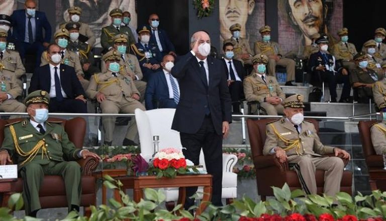 الرئيس الجزائري وقادة الجيش بعيد الاستقلال