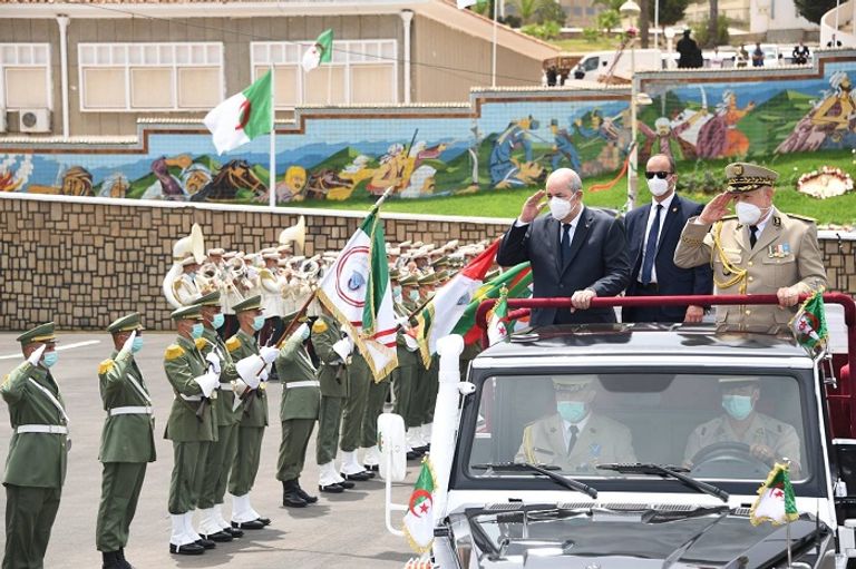الرئيس الجزائري وقائد الجيش في استعراض عسكري بذكرى الاستقلال الرئيس الجزائري وقادة الجيش بعيد الاستقلال