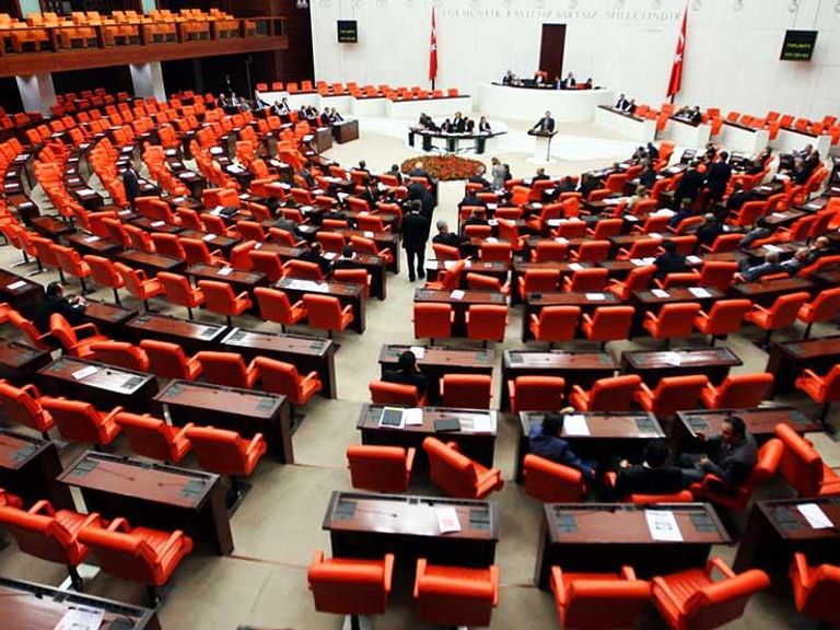 البرلمان التركي أضرار لحقت ببرلمان تركيا تكذب الرواية الحكومية