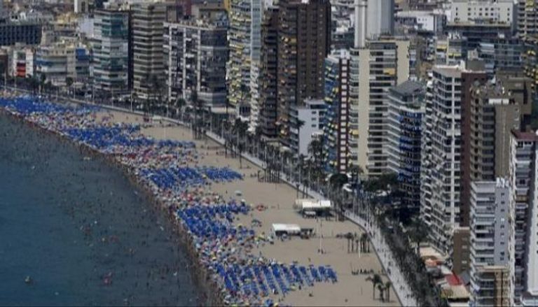  شاطئ منتجع بينيدورم الساحلي بإسبانيا - أ.ف.ب 