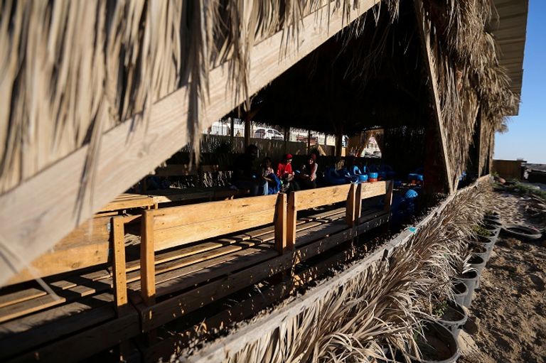 المقهى يطل على شاطئ البحر في غزة