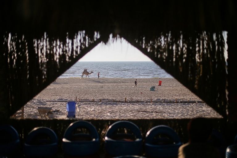 المقهى يطل على شاطئ البحر في غزة