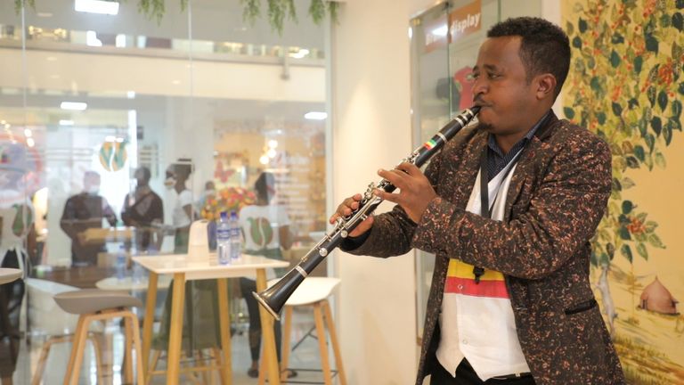 داويت فريو يعزف على آلة الكلارينيت