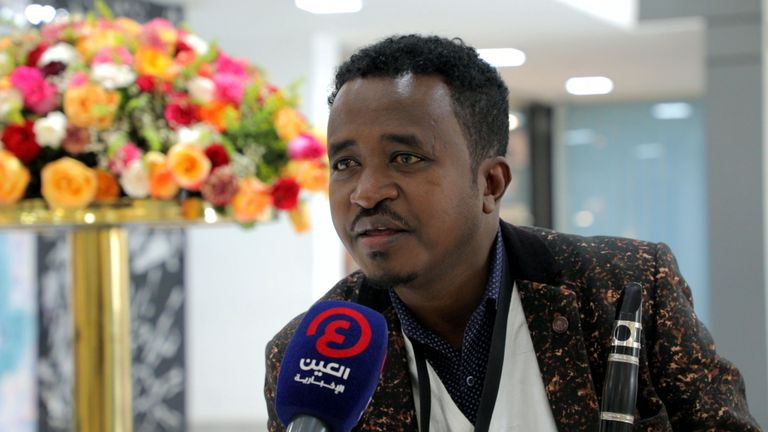 داويت فريو يعزف على آلة الكلارينيت