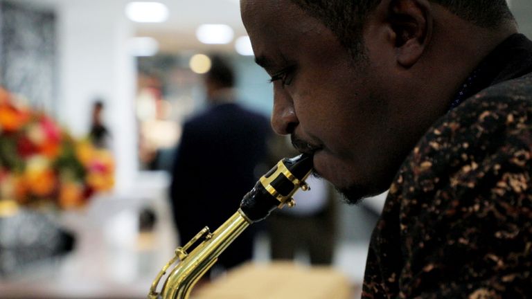 داويت فريو يعزف على آلة الكلارينيت