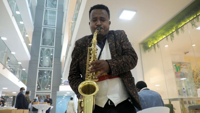 داويت فريو يعزف على آلة الكلارينيت