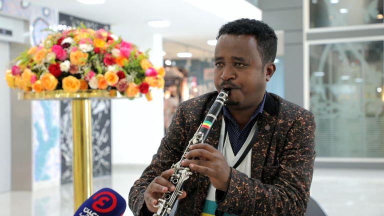 داويت فريو يعزف على آلة الكلارينيت