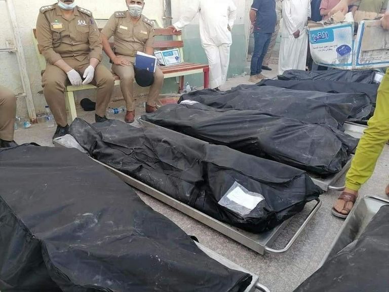 أحد رجال الدفاع المدني يبكي من ويلات ما يشاهده