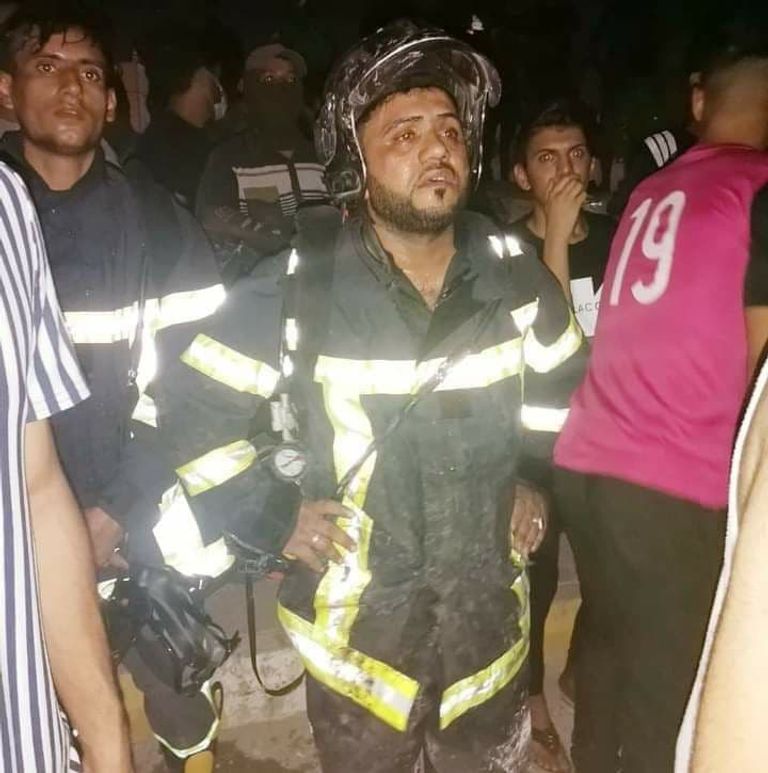 أحد رجال الدفاع المدني يبكي من ويلات ما يشاهده