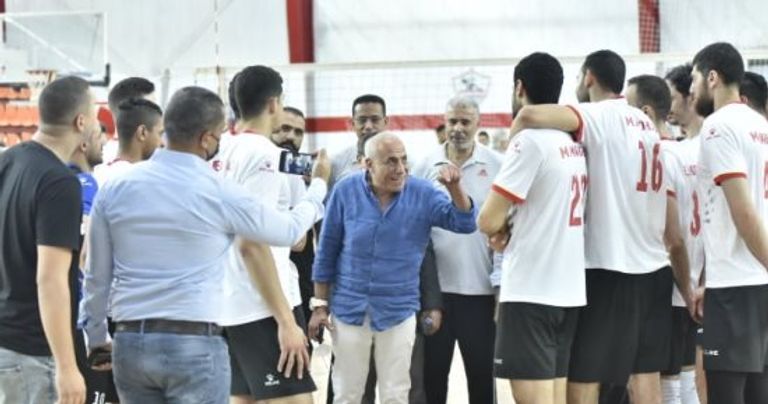 حسين لبيب مع لاعبي كرة السلة