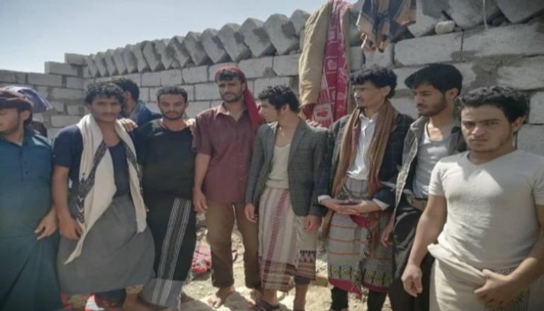مجموعة من الأسرى الحوثيين - العين الإخبارية