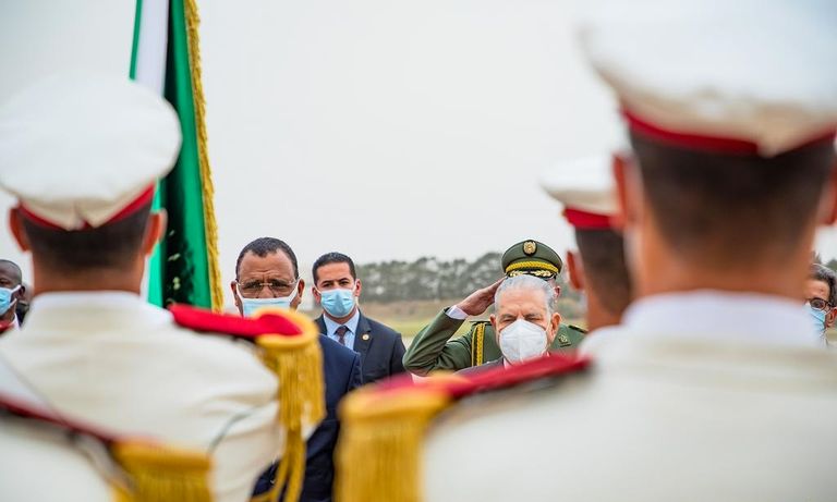جانب من مراسم استقبال رئيس النيجر من قبل رئيس مجلس الأمة الجزائري جانب من مباحثات رئيسي الجزائر عبد المجيد تبون والنيجر محمد بازوم