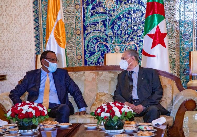 جانب من مراسم استقبال رئيس النيجر من قبل رئيس مجلس الأمة الجزائري جانب من مباحثات رئيسي الجزائر عبد المجيد تبون والنيجر محمد بازوم