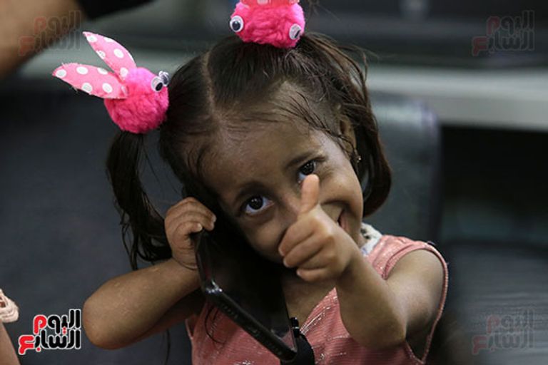 الطفلة جودي بجوار شقيقتها