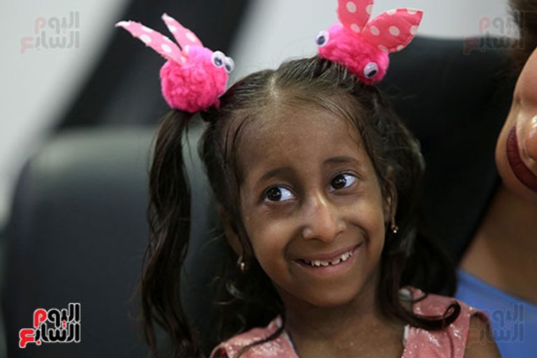 الطفلة جودي بجوار شقيقتها