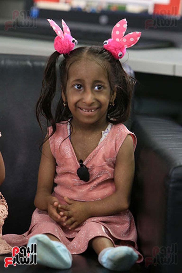 الطفلة جودي بجوار شقيقتها