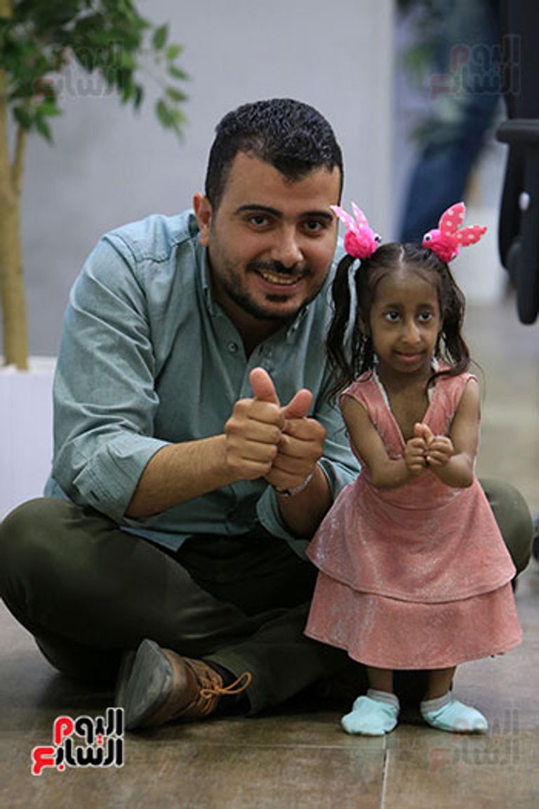 الطفلة جودي بجوار شقيقتها