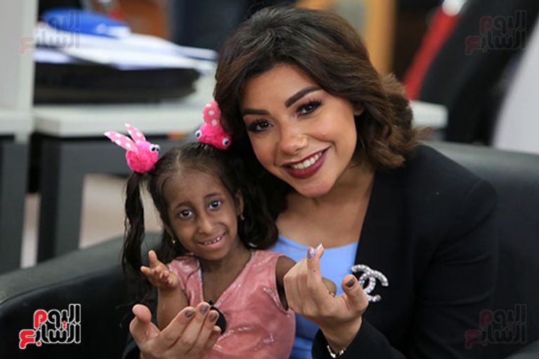 الطفلة جودي بجوار شقيقتها