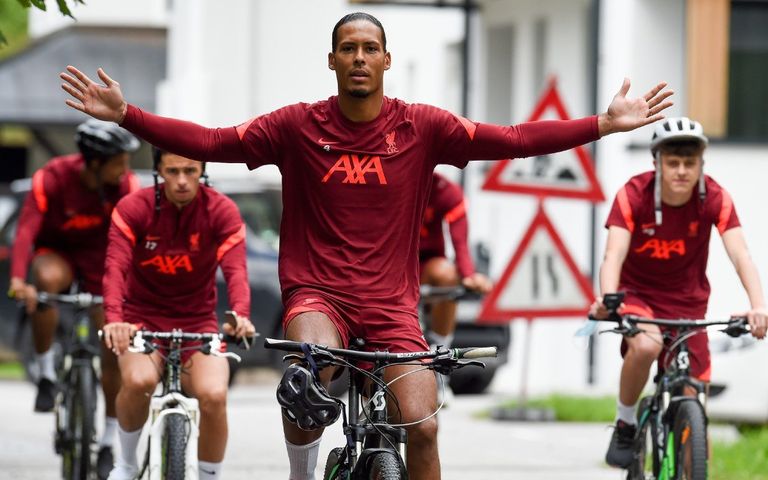 محمد صلاح وفان ديك بالدراجات