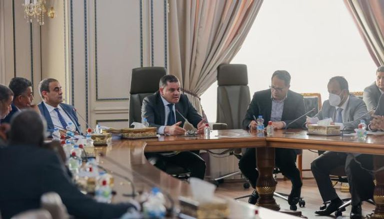 رئيس الحكومة الليبية خلال لقائه مع المسؤولين - المكتب الإعلامي