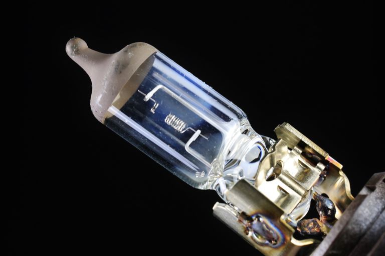 استبدال الكشافات الأمامية  الكشافات الأمامية للسيارات