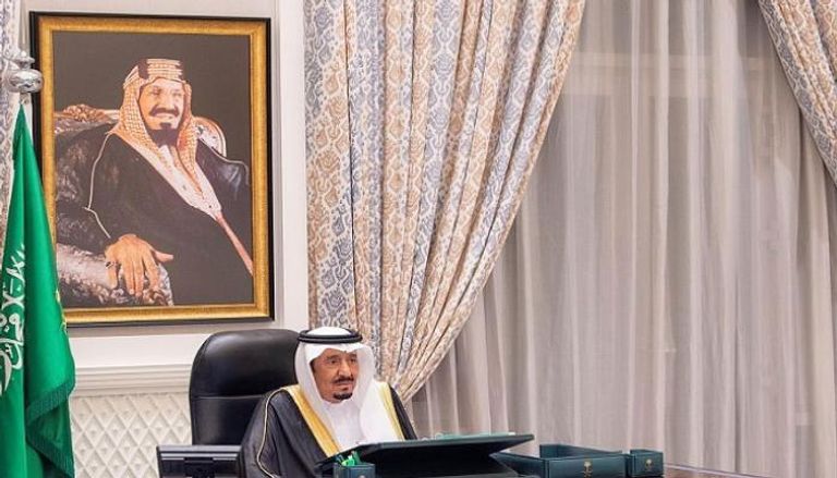 الملك سلمان بن عبدالعزيز آل سعود خلال ترؤسه جلسة مجلس الوزراء