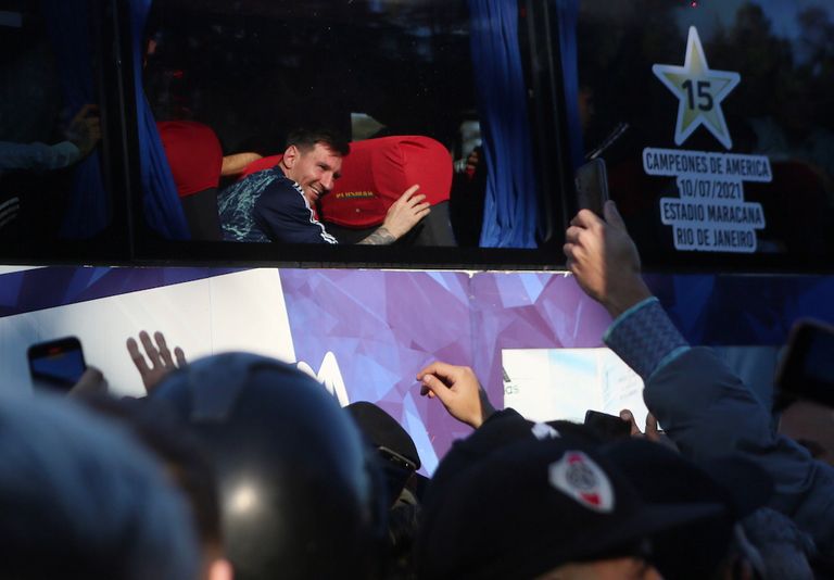 ليونيل ميسي ليونيل ميسي مع خوان لابورتا رئيس برشلونة