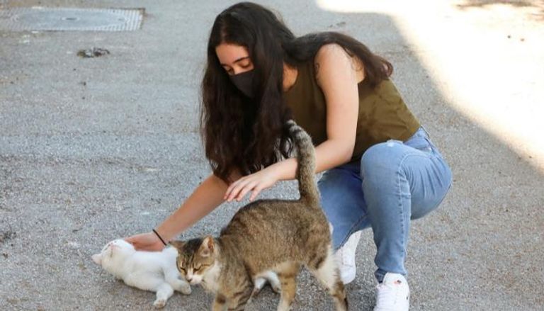 جنى الجردي تلعب مع القطط في الجامعة الأمريكية في بيروت