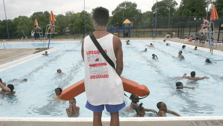 خدمة الإنقاذ في حمام السباحة