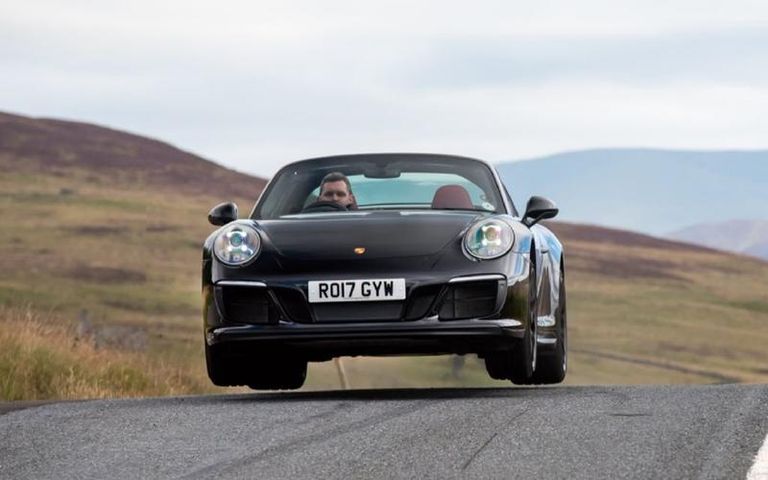 سائق اختبار القيادة خبير تحديث السيارات الكلاسيكية