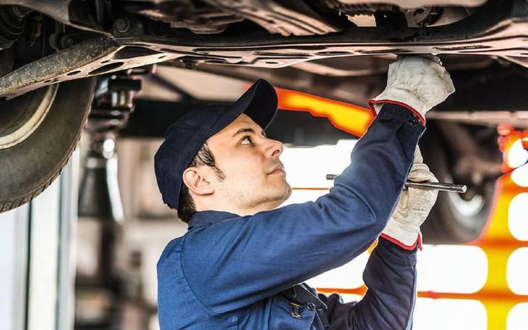 مهندس الصيانة خبير تحديث السيارات الكلاسيكية