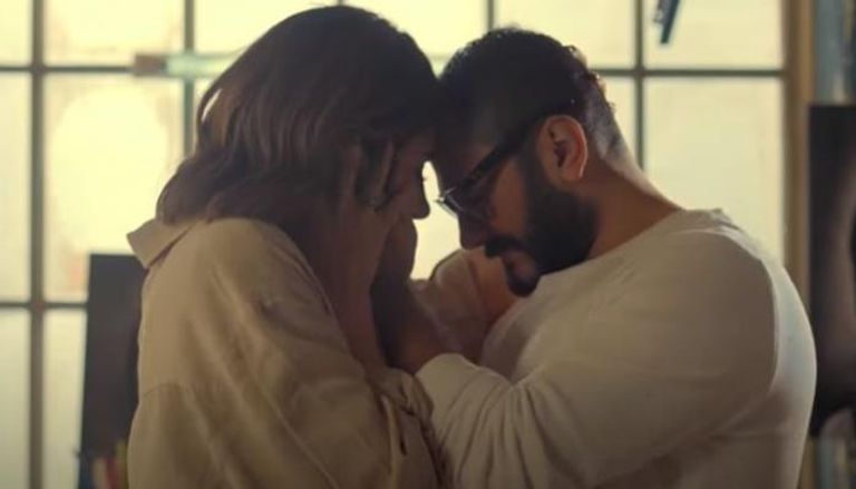 تامر حسني وحلا شيحة في مشهد من فيلم "مش أنا"