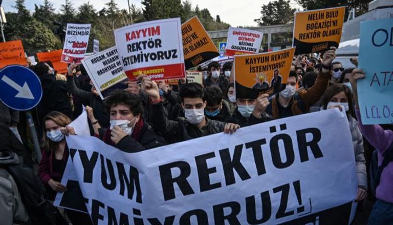 قوات الأمن التركية أمام الجامعة لقمع الاحتجاجات