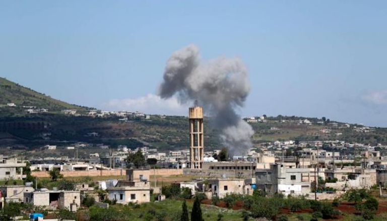 دخان يتصاعد من منطقة تعرضت للقصف في إدلب 