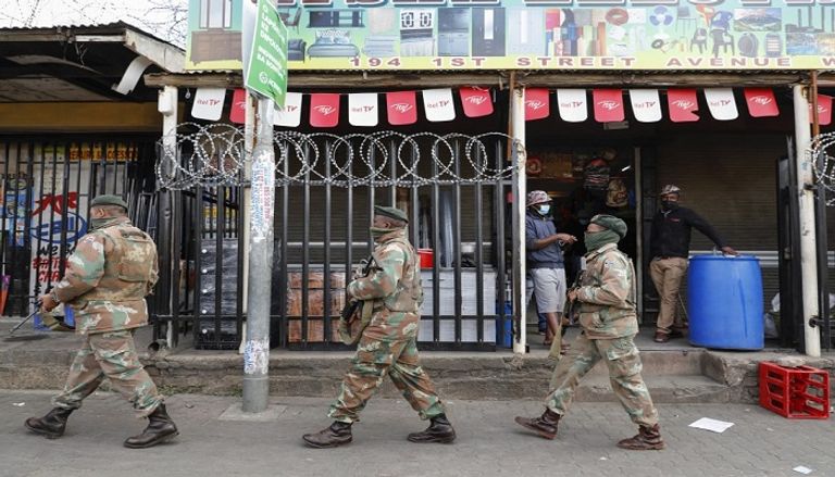 عناصر من الشرطة في شوارع جوهانسبرج-أ.ف.ب