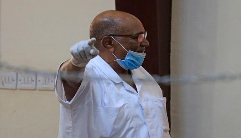 الرئيس السوداني المعزول عمر البشير خلال محاكمته
