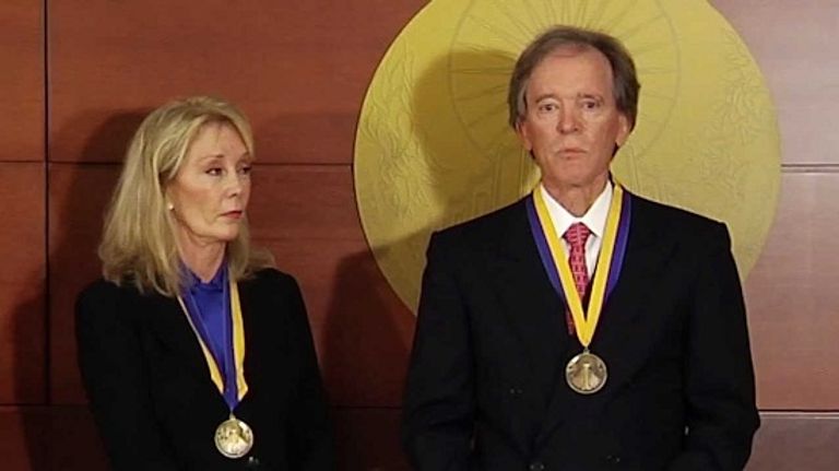 الملياردير الروسي فرهاد أحمدوف وطليقته