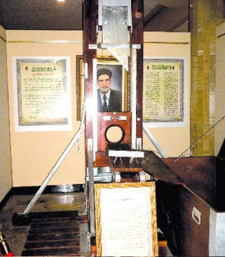 مقصلة فرنسية بمتحف جزائري طبق البوزلوف التقليدي لعيد الأضحى في الجزائر